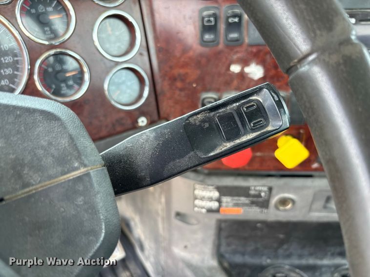image for item DZ4596 2016 Mack CXU613 semi truck