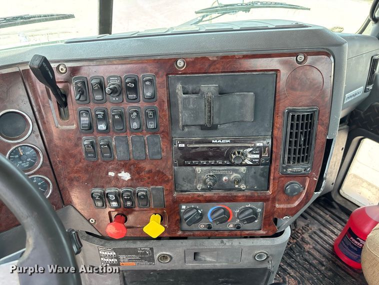 image for item DZ4596 2016 Mack CXU613 semi truck
