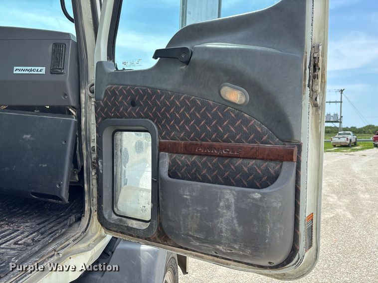 image for item DZ4596 2016 Mack CXU613 semi truck