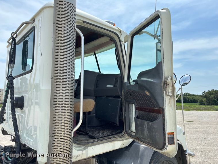 image for item DZ4596 2016 Mack CXU613 semi truck