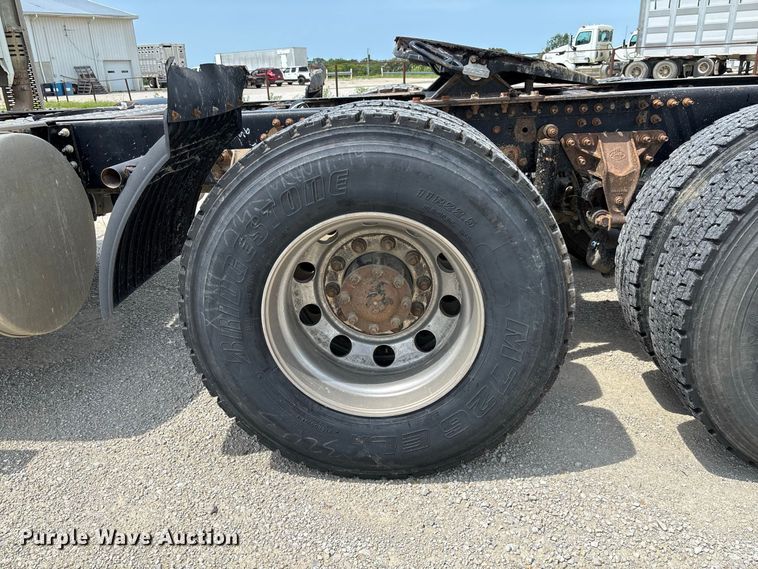 image for item DZ4596 2016 Mack CXU613 semi truck