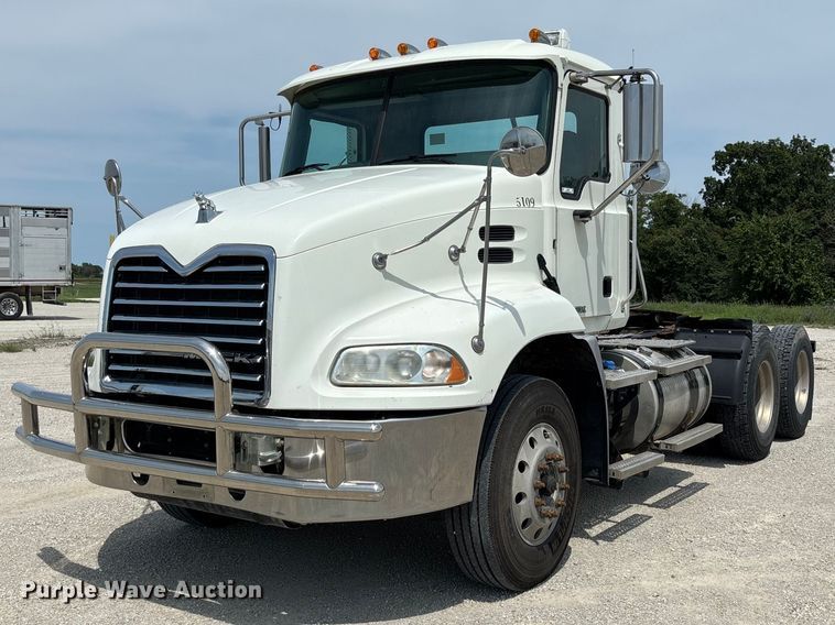 image for item DZ4597 2017 Mack CXU613 semi truck