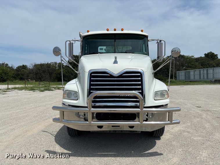 image for item DZ4597 2017 Mack CXU613 semi truck