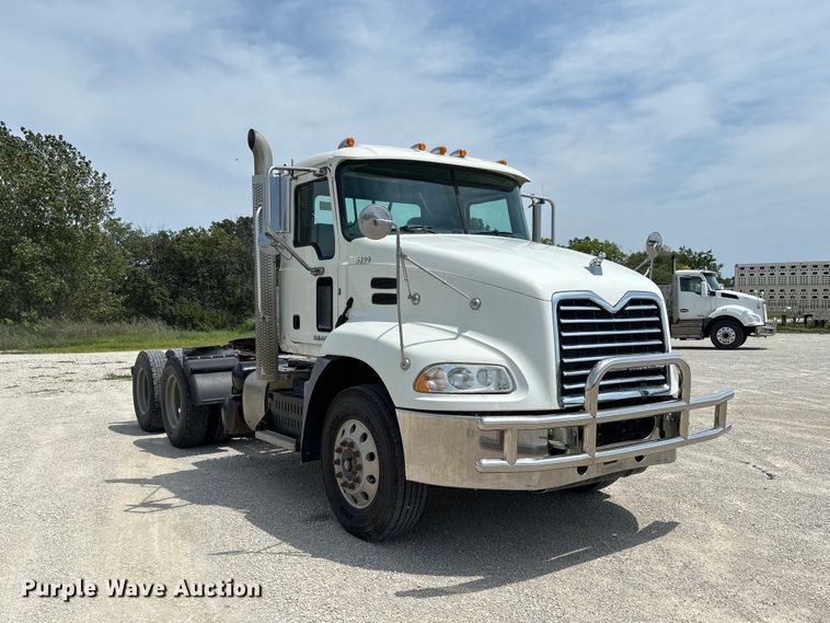 image for item DZ4597 2017 Mack CXU613 semi truck