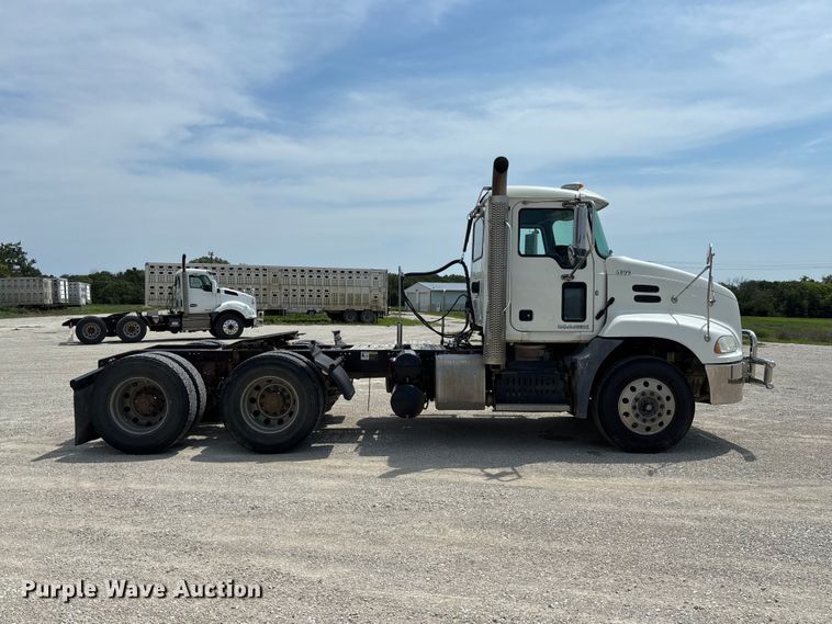 image for item DZ4597 2017 Mack CXU613 semi truck