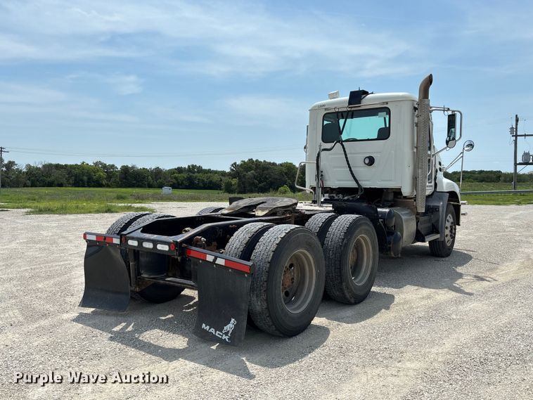 image for item DZ4597 2017 Mack CXU613 semi truck