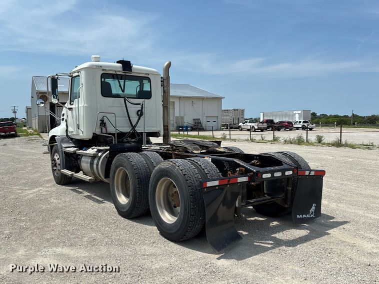image for item DZ4597 2017 Mack CXU613 semi truck