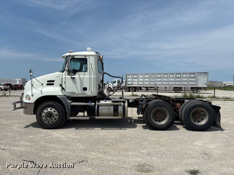 image for item DZ4597 2017 Mack CXU613 semi truck