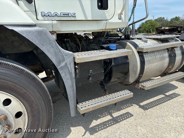 image for item DZ4597 2017 Mack CXU613 semi truck