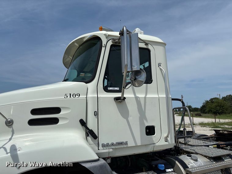 image for item DZ4597 2017 Mack CXU613 semi truck
