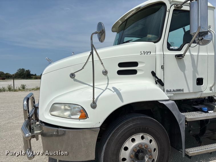 image for item DZ4597 2017 Mack CXU613 semi truck