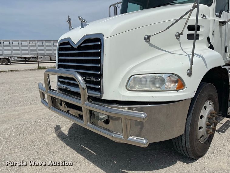 image for item DZ4597 2017 Mack CXU613 semi truck