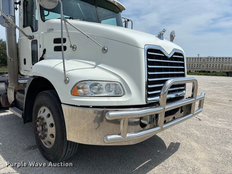 image for item DZ4597 2017 Mack CXU613 semi truck