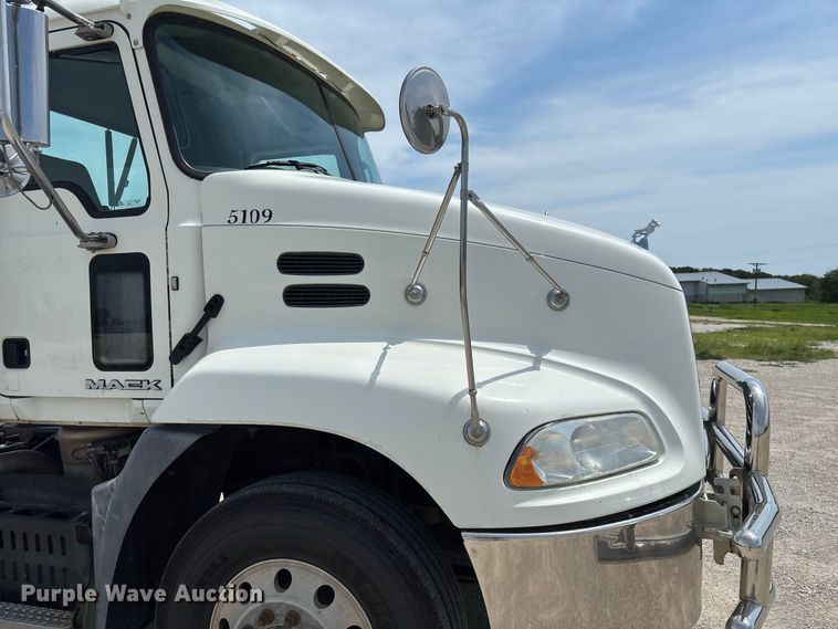 image for item DZ4597 2017 Mack CXU613 semi truck