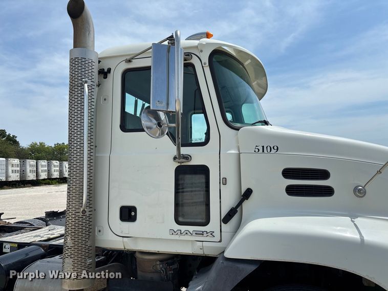 image for item DZ4597 2017 Mack CXU613 semi truck