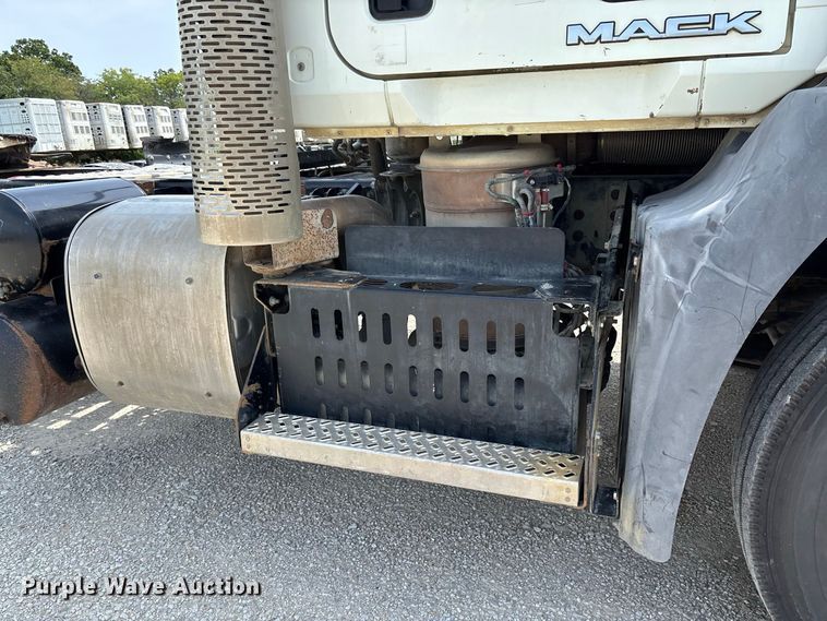 image for item DZ4597 2017 Mack CXU613 semi truck