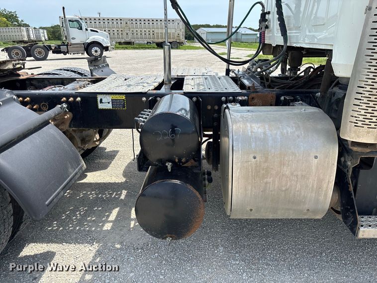 image for item DZ4597 2017 Mack CXU613 semi truck