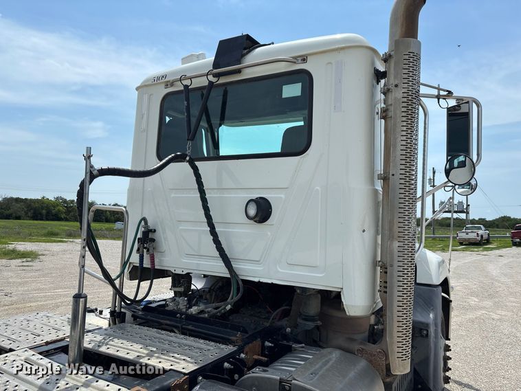image for item DZ4597 2017 Mack CXU613 semi truck