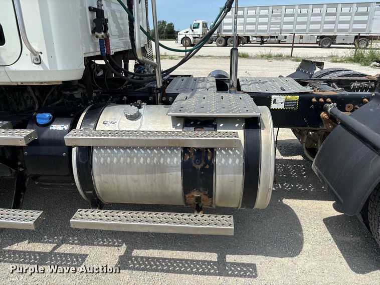 image for item DZ4597 2017 Mack CXU613 semi truck