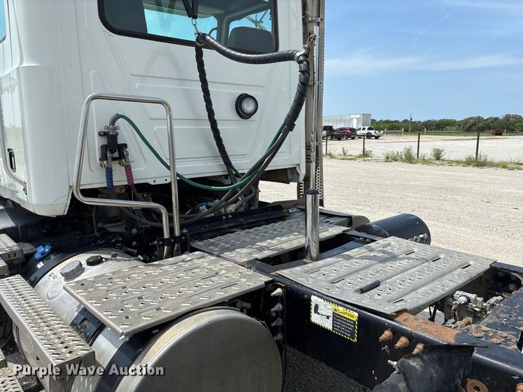 image for item DZ4597 2017 Mack CXU613 semi truck