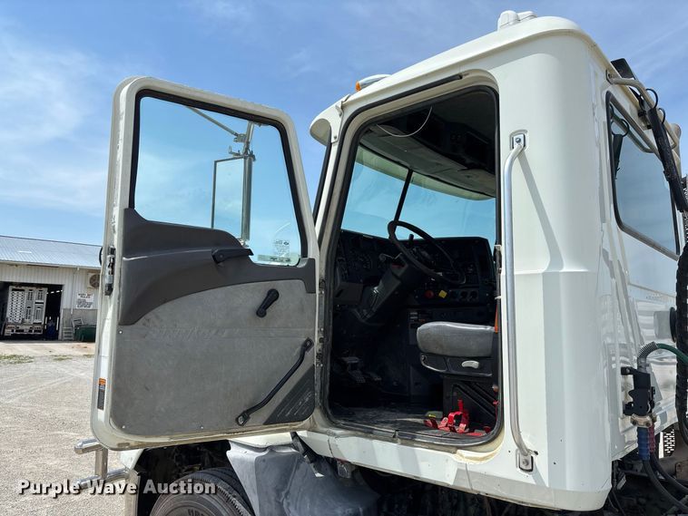 image for item DZ4597 2017 Mack CXU613 semi truck