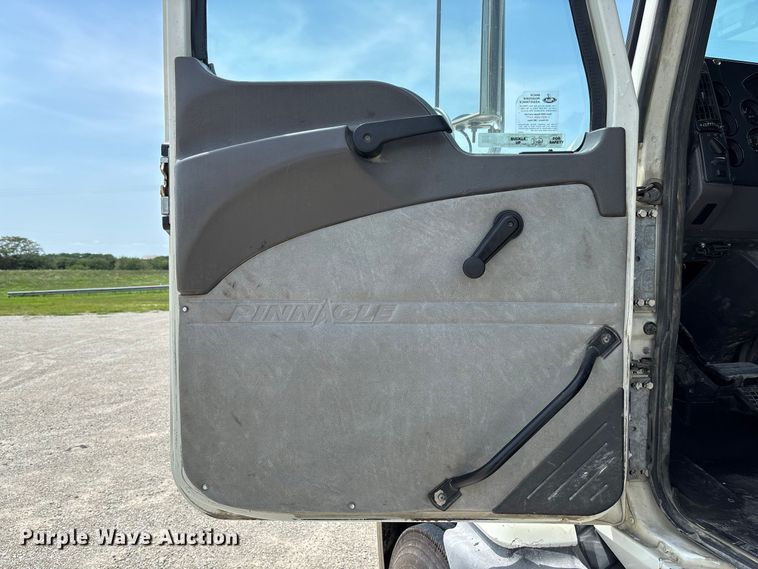 image for item DZ4597 2017 Mack CXU613 semi truck