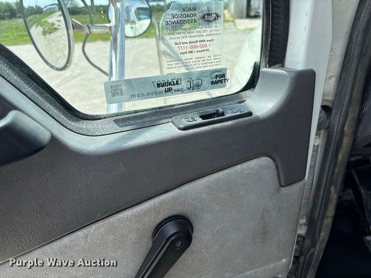 image for item DZ4597 2017 Mack CXU613 semi truck