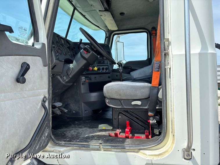 image for item DZ4597 2017 Mack CXU613 semi truck
