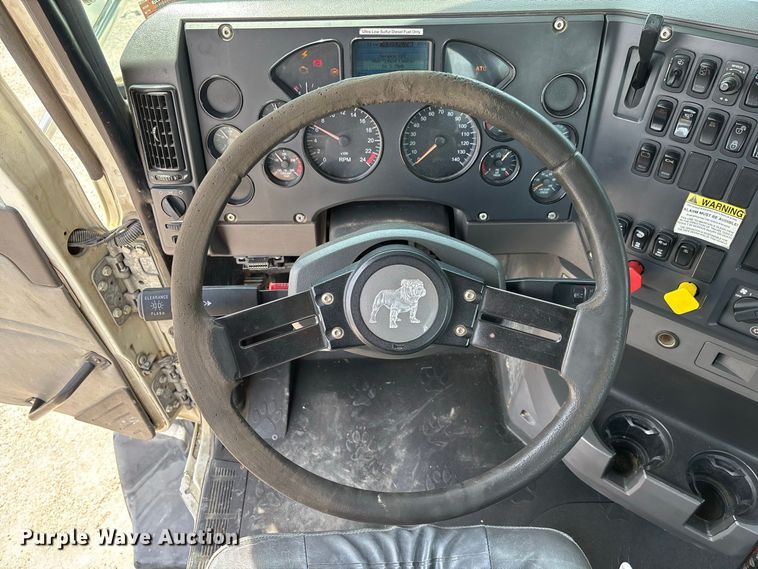 image for item DZ4597 2017 Mack CXU613 semi truck
