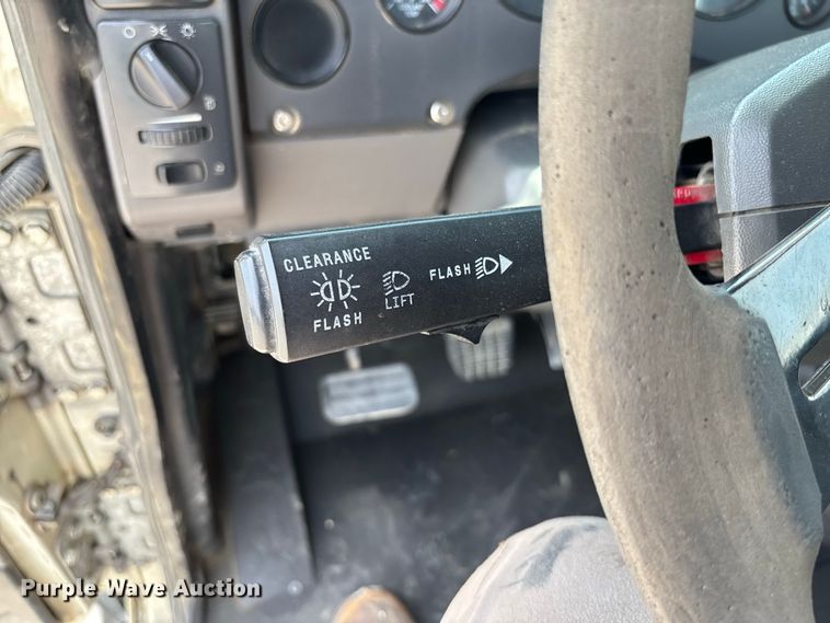 image for item DZ4597 2017 Mack CXU613 semi truck