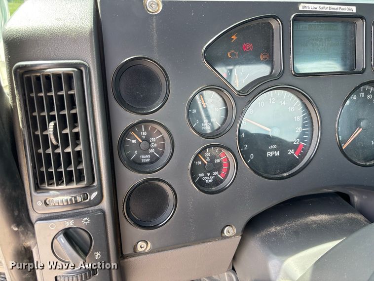 image for item DZ4597 2017 Mack CXU613 semi truck