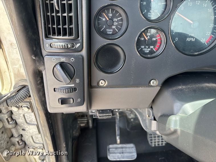image for item DZ4597 2017 Mack CXU613 semi truck