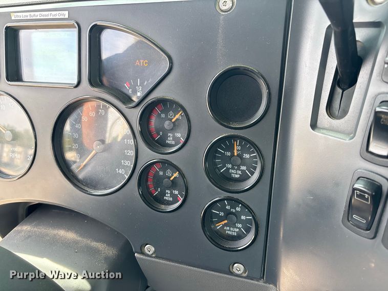 image for item DZ4597 2017 Mack CXU613 semi truck