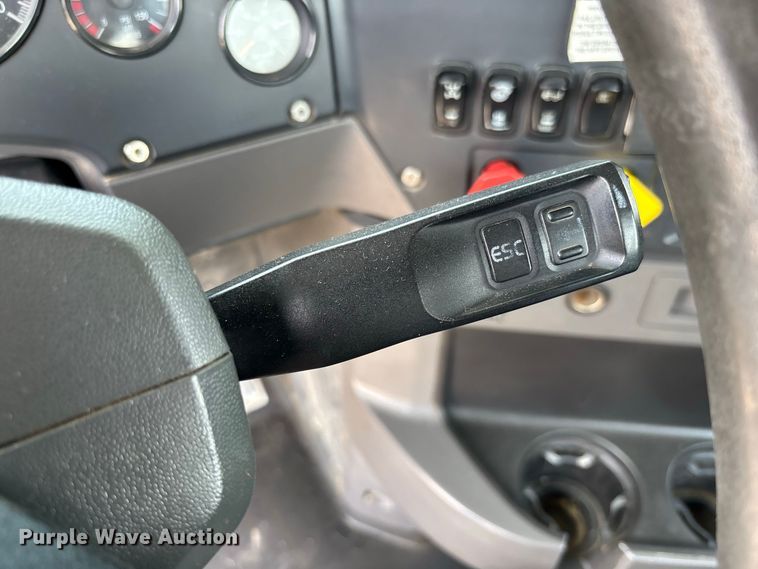 image for item DZ4597 2017 Mack CXU613 semi truck