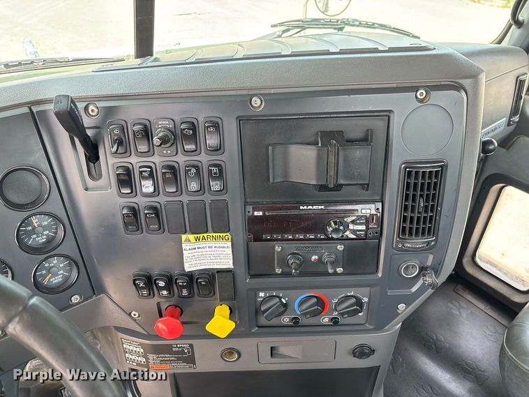 image for item DZ4597 2017 Mack CXU613 semi truck
