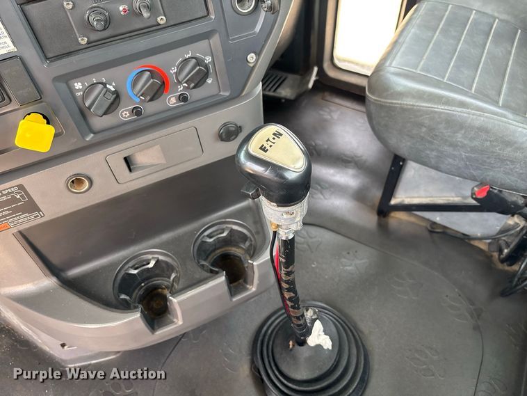 image for item DZ4597 2017 Mack CXU613 semi truck