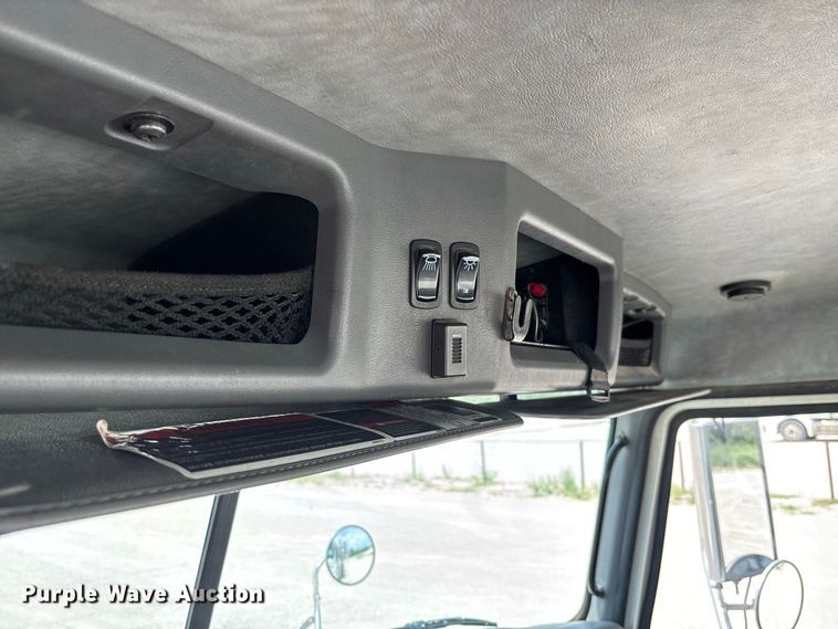 image for item DZ4597 2017 Mack CXU613 semi truck