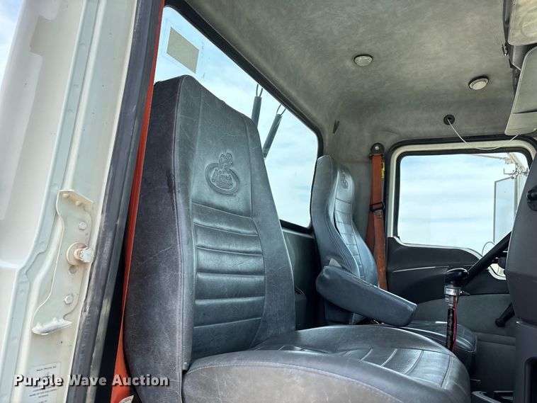 image for item DZ4597 2017 Mack CXU613 semi truck