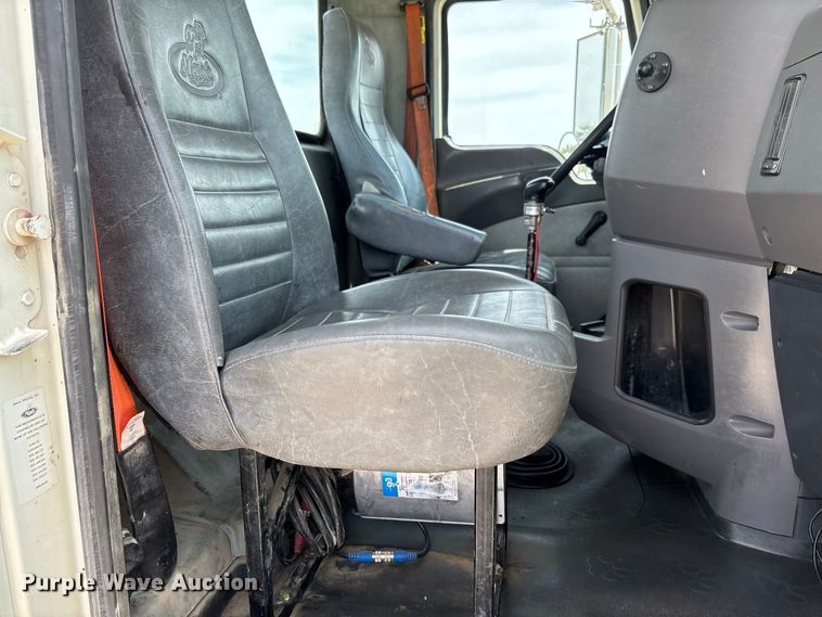 image for item DZ4597 2017 Mack CXU613 semi truck