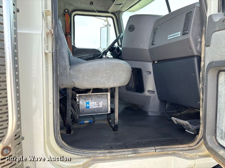 image for item DZ4597 2017 Mack CXU613 semi truck