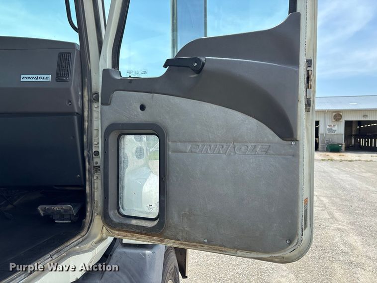 image for item DZ4597 2017 Mack CXU613 semi truck