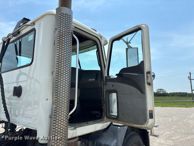 image for item DZ4597 2017 Mack CXU613 semi truck