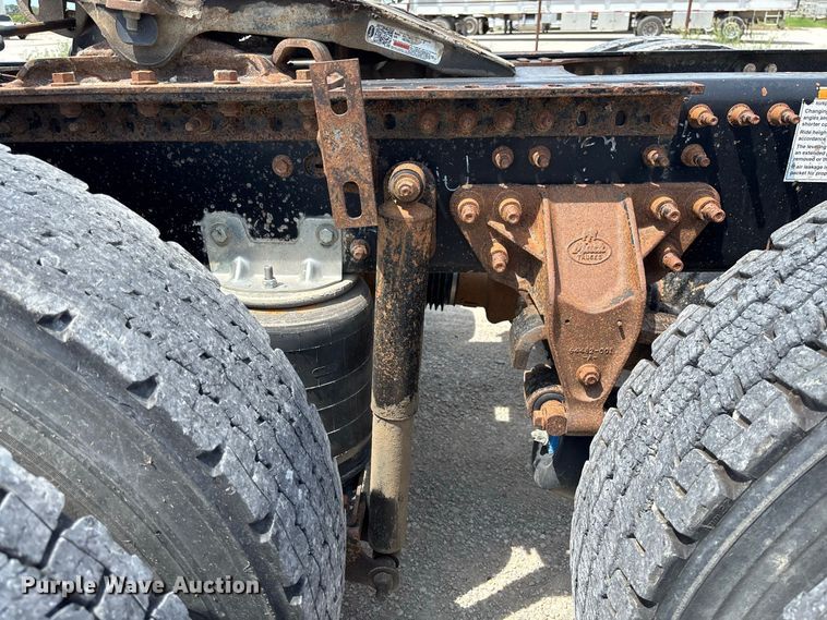 image for item DZ4597 2017 Mack CXU613 semi truck