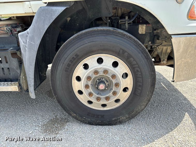 image for item DZ4597 2017 Mack CXU613 semi truck
