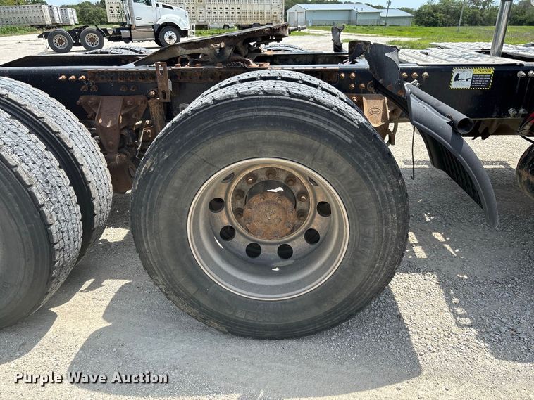 image for item DZ4597 2017 Mack CXU613 semi truck