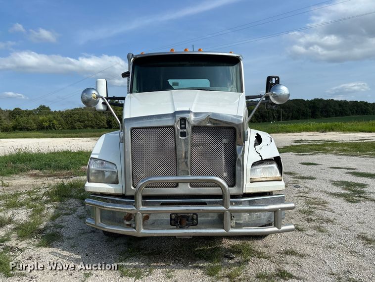 image for item DZ4599 2019 Kenworth T880 semi truck