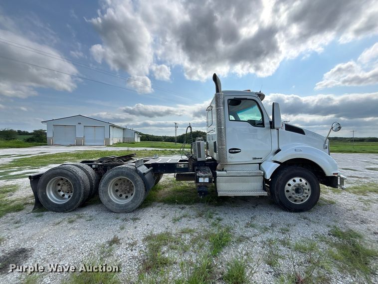 image for item DZ4599 2019 Kenworth T880 semi truck