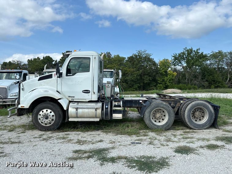 image for item DZ4599 2019 Kenworth T880 semi truck
