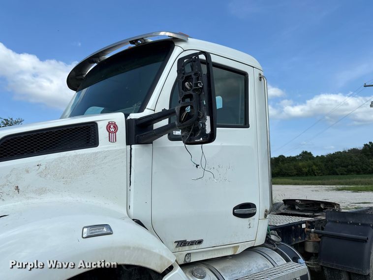 image for item DZ4599 2019 Kenworth T880 semi truck
