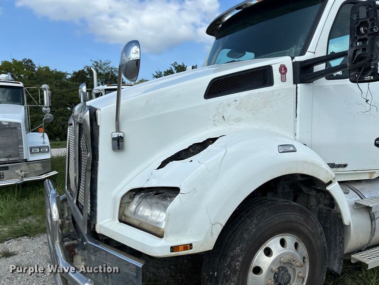 image for item DZ4599 2019 Kenworth T880 semi truck